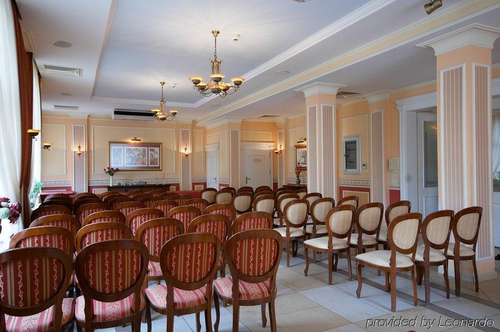 Villa Royal Ostrów Wielkopolski Konforlar fotoğraf